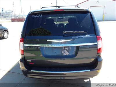 2014 Chrysler Town & Country Touring   - Photo 9 - Davenport, IA 52802