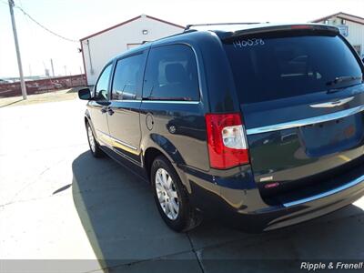 2014 Chrysler Town & Country Touring   - Photo 8 - Davenport, IA 52802