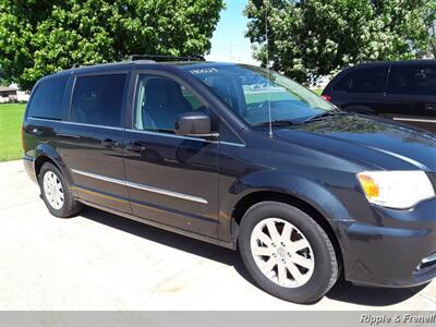 2014 Chrysler Town & Country Touring   - Photo 14 - Davenport, IA 52802