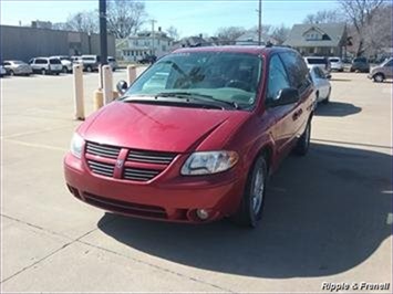 2006 Dodge Grand Caravan SXT   - Photo 1 - Davenport, IA 52802