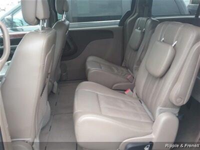 2014 Chrysler Town & Country Touring   - Photo 10 - Davenport, IA 52802