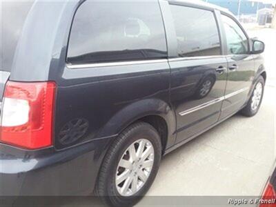 2014 Chrysler Town & Country Touring   - Photo 6 - Davenport, IA 52802