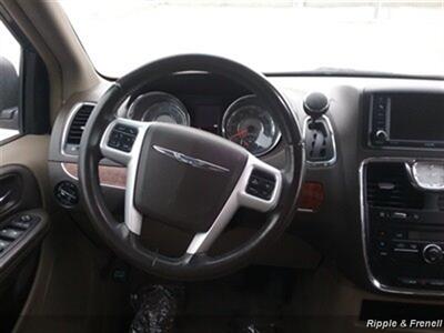 2014 Chrysler Town & Country Touring   - Photo 14 - Davenport, IA 52802