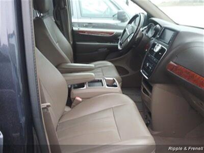 2014 Chrysler Town & Country Touring   - Photo 11 - Davenport, IA 52802