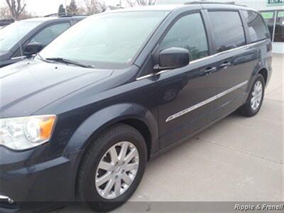 2014 Chrysler Town & Country Touring   - Photo 3 - Davenport, IA 52802