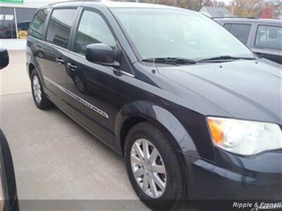 2014 Chrysler Town & Country Touring   - Photo 4 - Davenport, IA 52802