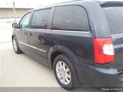 2014 Chrysler Town & Country Touring   - Photo 7 - Davenport, IA 52802