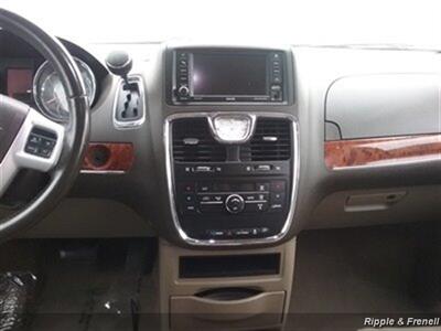 2014 Chrysler Town & Country Touring   - Photo 15 - Davenport, IA 52802