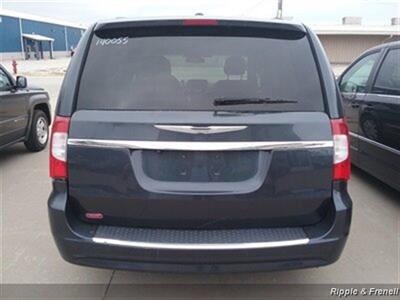 2014 Chrysler Town & Country Touring   - Photo 5 - Davenport, IA 52802