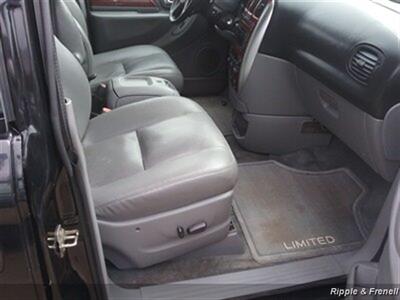 2005 Chrysler Town & Country Limited   - Photo 11 - Davenport, IA 52802