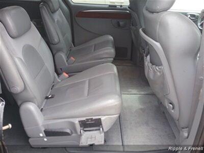 2005 Chrysler Town & Country Limited   - Photo 12 - Davenport, IA 52802