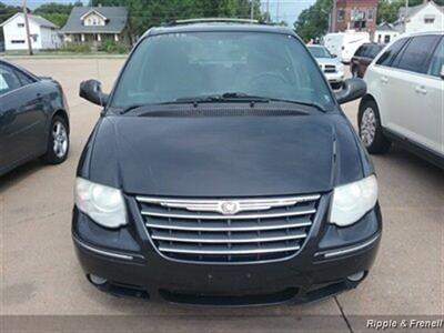 2005 Chrysler Town & Country Limited   - Photo 1 - Davenport, IA 52802