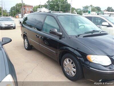 2005 Chrysler Town & Country Limited   - Photo 4 - Davenport, IA 52802