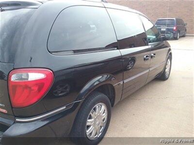 2005 Chrysler Town & Country Limited   - Photo 6 - Davenport, IA 52802