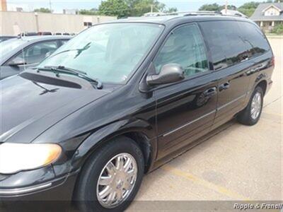 2005 Chrysler Town & Country Limited   - Photo 3 - Davenport, IA 52802