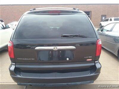 2005 Chrysler Town & Country Limited   - Photo 5 - Davenport, IA 52802