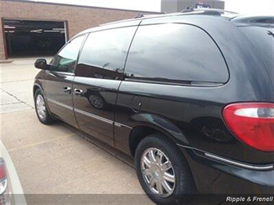 2005 Chrysler Town & Country Limited   - Photo 7 - Davenport, IA 52802