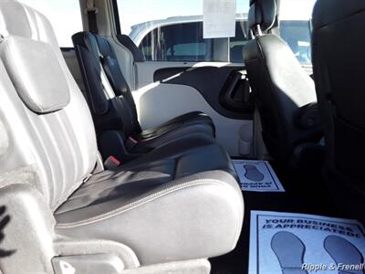 2014 Chrysler Town & Country Touring   - Photo 13 - Davenport, IA 52802