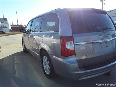 2014 Chrysler Town & Country Touring   - Photo 10 - Davenport, IA 52802