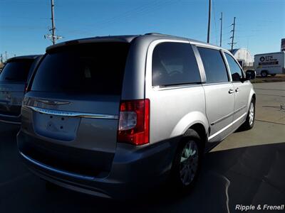 2014 Chrysler Town & Country Touring   - Photo 12 - Davenport, IA 52802