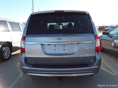 2014 Chrysler Town & Country Touring   - Photo 11 - Davenport, IA 52802