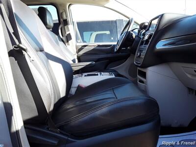 2014 Chrysler Town & Country Touring   - Photo 14 - Davenport, IA 52802