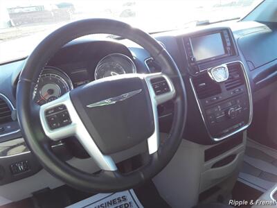 2014 Chrysler Town & Country Touring   - Photo 5 - Davenport, IA 52802