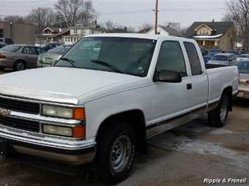 1998 Chevrolet C1500 Cheyenne   - Photo 2 - Davenport, IA 52802