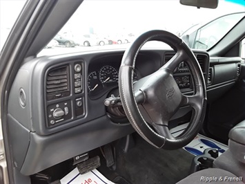 2001 Chevrolet Silverado 1500 LS 2dr Standard Cab LS   - Photo 11 - Davenport, IA 52802