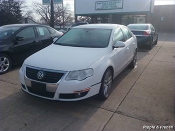 2010 Volkswagen Passat Komfort PZEV   - Photo 1 - Davenport, IA 52802