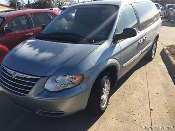 2005 Chrysler Town & Country Touring   - Photo 1 - Davenport, IA 52802