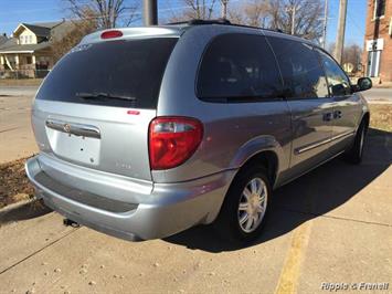 2005 Chrysler Town & Country Touring   - Photo 3 - Davenport, IA 52802