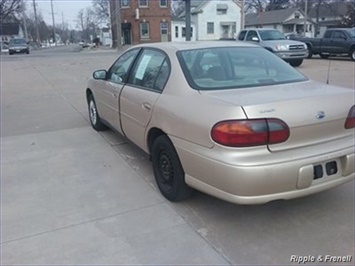 2004 Chevrolet Classic   - Photo 7 - Davenport, IA 52802