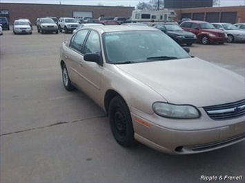 2004 Chevrolet Classic   - Photo 4 - Davenport, IA 52802