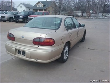 2004 Chevrolet Classic   - Photo 6 - Davenport, IA 52802