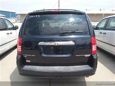 2010 Chrysler Town & Country Touring   - Photo 5 - Davenport, IA 52802