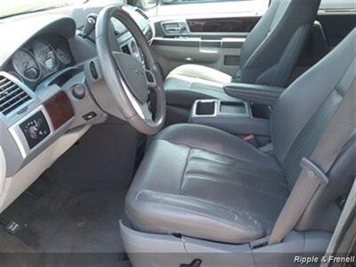 2010 Chrysler Town & Country Touring   - Photo 8 - Davenport, IA 52802