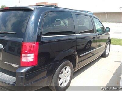 2010 Chrysler Town & Country Touring   - Photo 6 - Davenport, IA 52802