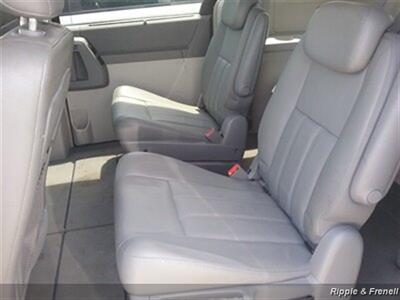 2010 Chrysler Town & Country Touring   - Photo 10 - Davenport, IA 52802