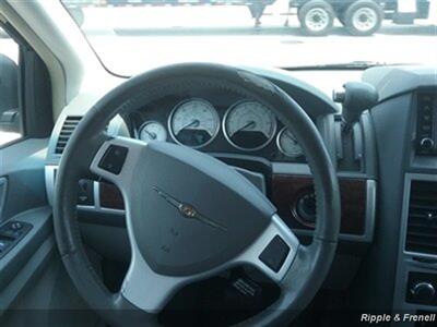 2010 Chrysler Town & Country Touring   - Photo 12 - Davenport, IA 52802