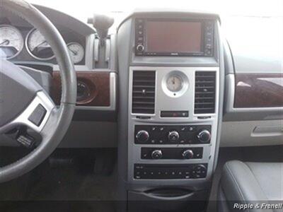 2010 Chrysler Town & Country Touring   - Photo 13 - Davenport, IA 52802