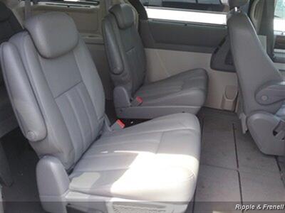 2010 Chrysler Town & Country Touring   - Photo 11 - Davenport, IA 52802