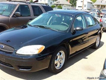 2005 Ford Taurus SE   - Photo 2 - Davenport, IA 52802