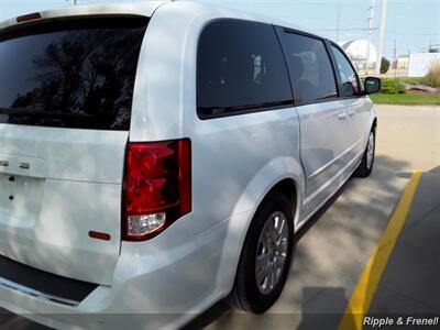 2016 Dodge Grand Caravan SE   - Photo 8 - Davenport, IA 52802