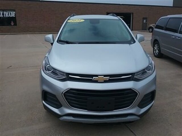 2021 Chevrolet Trax LT   - Photo 1 - Davenport, IA 52802