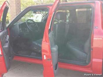 2003 Chevrolet S-10 LS 4dr Crew Cab LS   - Photo 4 - Davenport, IA 52802