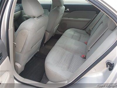 2010 Ford Fusion SE   - Photo 9 - Davenport, IA 52802