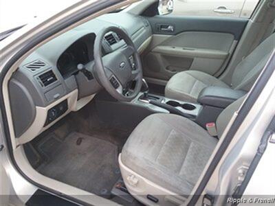 2010 Ford Fusion SE   - Photo 8 - Davenport, IA 52802