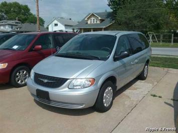 2003 Chrysler Town & Country   - Photo 1 - Davenport, IA 52802