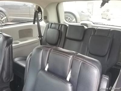 2016 Chrysler Town & Country Touring - Photo 10 - Davenport, IA 52802